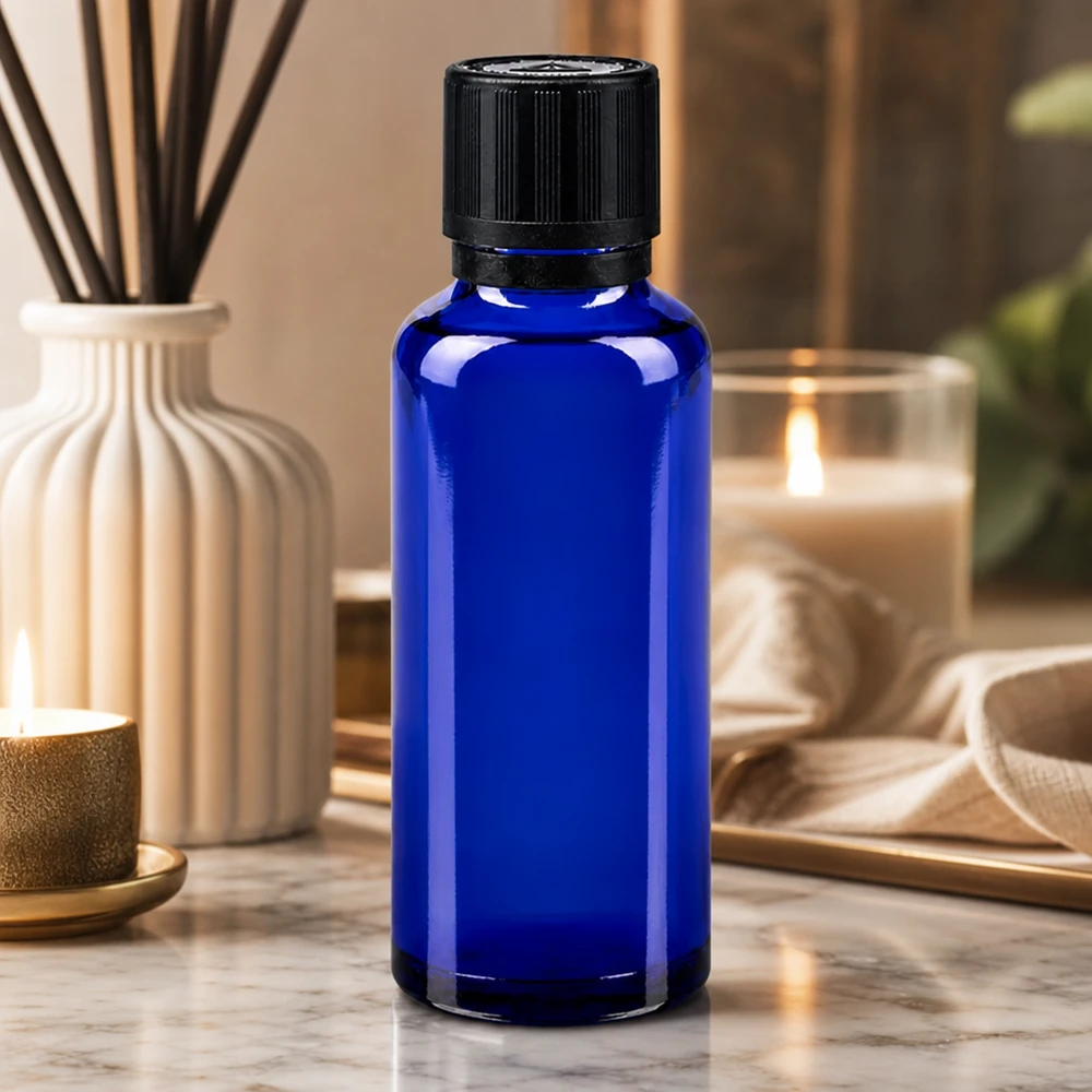 Blauw apothekersflesje van 30 ml met zwarte kindveilige dop naast de reeddiffuser