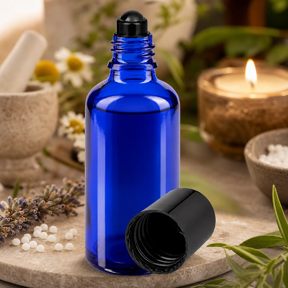 Glas deostick fles blauw 50ml, lege deo roller (Roll On) Roll-on-verpakking van 50 ml in farmaceutische kwaliteit, van blauw glas, met een roll-on-balletje, naast een vijzel en geneeskrachtige kruiden