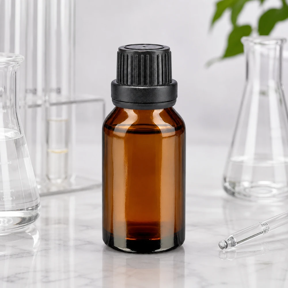 Kleine bruine glazen fles van 30 ml met zwarte verzegeling voor etherische oliën en farmaceutische toepassingen