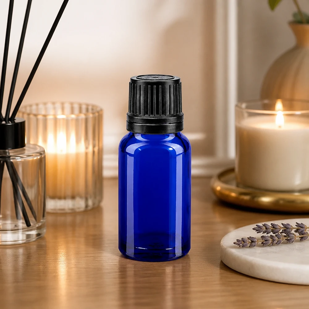 Druppelflesje van 10 ml van UV-bestendig glas in kobaltblauw met een nauwkeurig inzetstuk van 1 mm voor etherische oliën