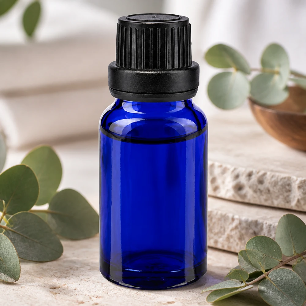 Blauw miniatuurflesje van 10 ml met precisiedruppelaar van 2 mm en OV-veiligheidsdop in het zwart