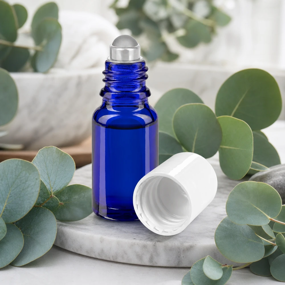 Apothekersflesje blauw 10ml roll-on cap wit Blauwe roll-on-fles van 10 ml in apothekersstijl met een doorzichtige glazen bol voor etherische oliën op steen