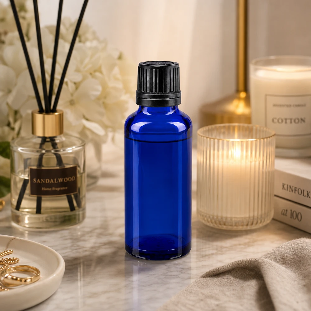 Blauw apothekersflesje van 30 ml met een opening van 8 mm en een zwarte originaliteitssluiting