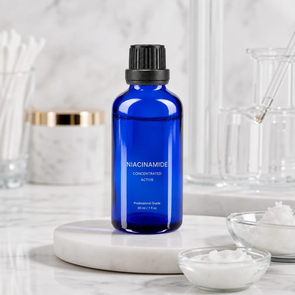 Een blauw glazen flesje van 30 ml met een zwarte verzegeling, tussen laboratoriumapparatuur op een marmeren plaat