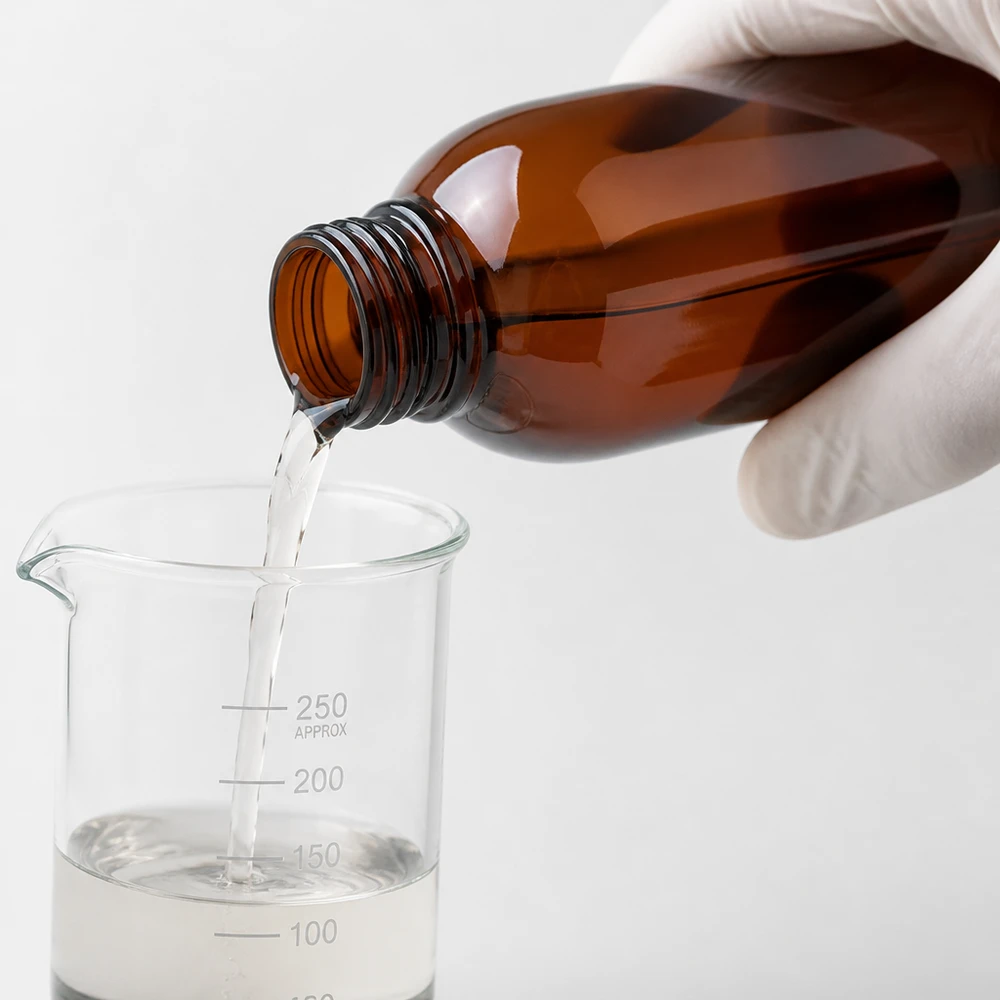PET fles 250ml met witte verzegelstop + beker Schutzhandschuh hält bernsteinfarbene 250ml Flasche beim Dosieren in graduiertes Becherglas