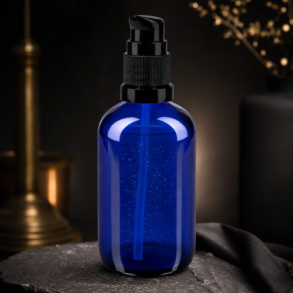 Blauwe glazen flessen 100ml met zwart pompsluiting Doorzichtige blauwe kunststof fles van 100 ml met een zwarte pompkop en een zichtbare opvoerbuis