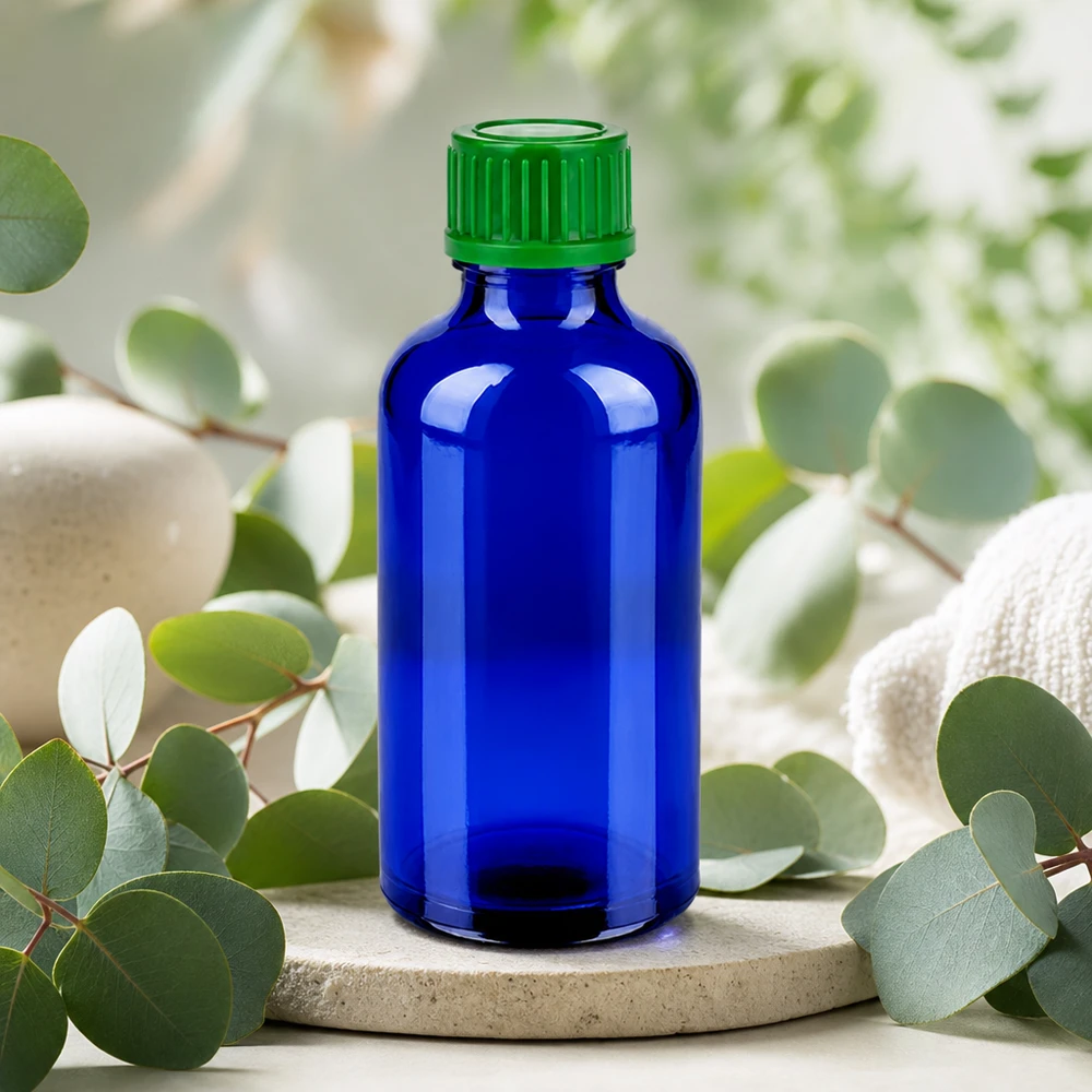 50ml fles 11mm SV groen STD BlueLine UT18/50 Robuuste glazen fles van 50 ml in blauw met UV-bescherming en praktische groene schroefdop