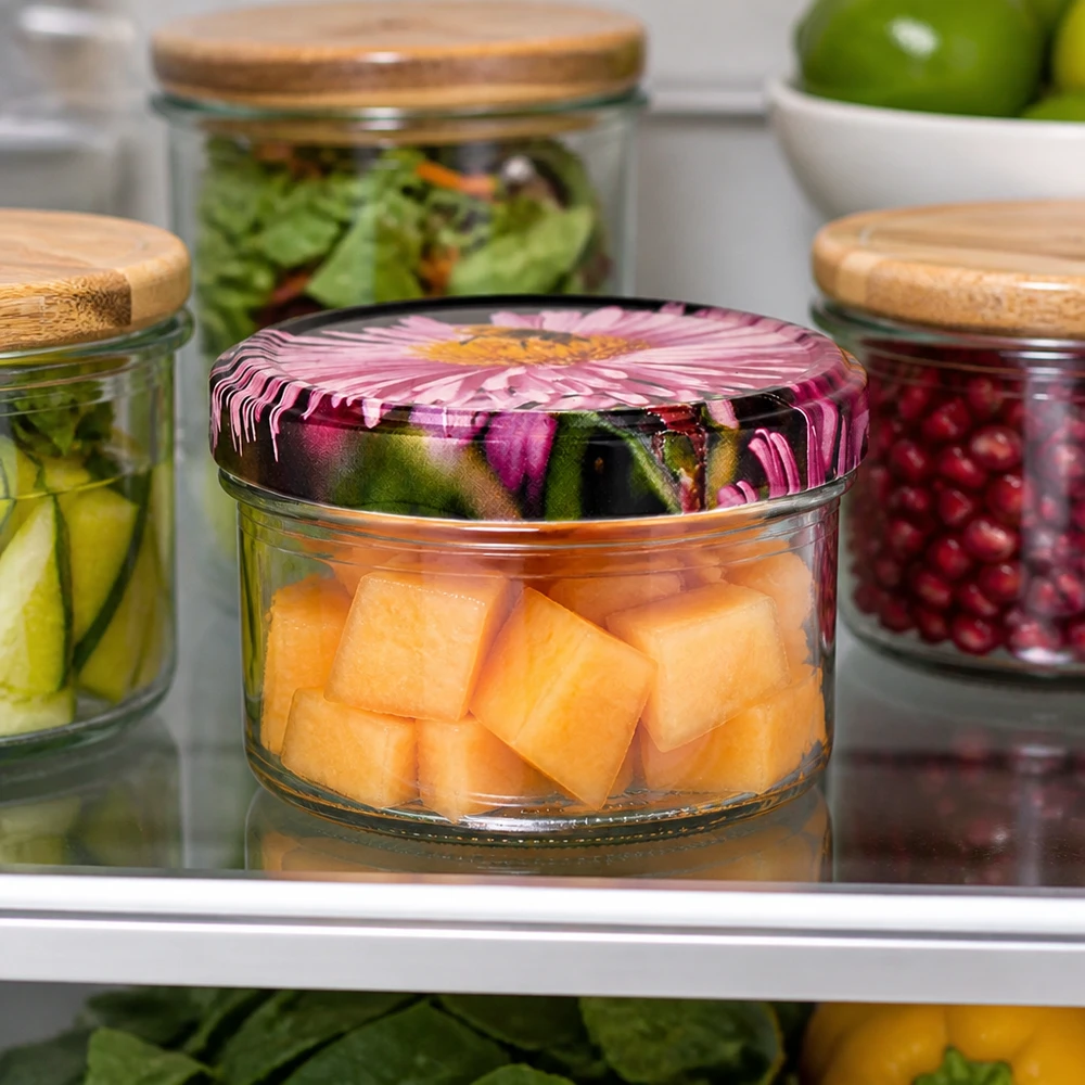 UNiTWIST 186 ml ronde glazen pot met BasicSeal-deksel met bloemmotief en fruit, tussen andere voorraadpotten