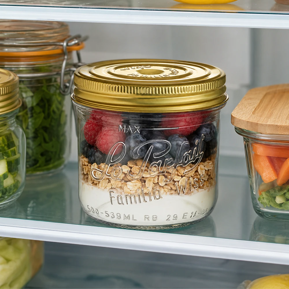 539ml Familia Wiss pot met gouden deksel gevuld met yoghurt, bessen en granola in de koelkast
