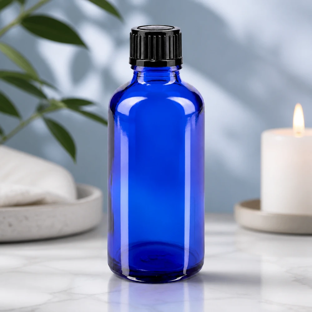 Apothekersglas van 50 ml, blauw, met precisiedruppelaar en zwarte dop, bij kaarslicht