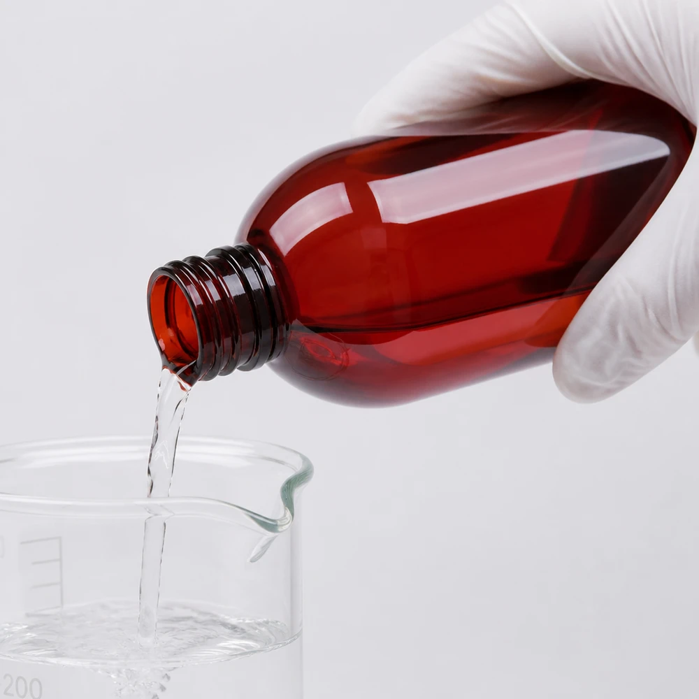250 ml PET medicijnfles met verstuiver wit GCMI 28/410 incl. dop transparant, standaard Laboranwendung mit bernsteinfarbener 250ml Flasche und Messbecher mit 200ml Skala