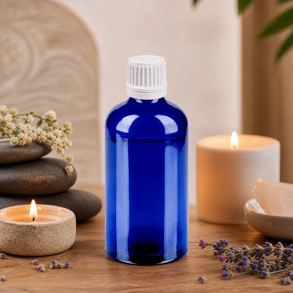 Compacte 100ml fles in stijlvol blauw met ergonomische witte schroefdop voor huishoudelijk gebruik