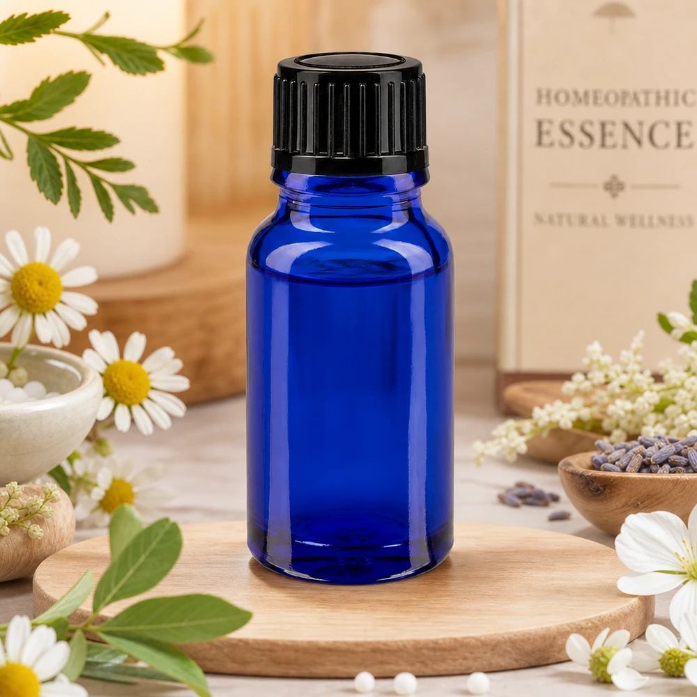 Een blauw glazen flesje van 10 ml met een zwarte druppelaar, omringd door geneeskrachtige kruiden en bloemen