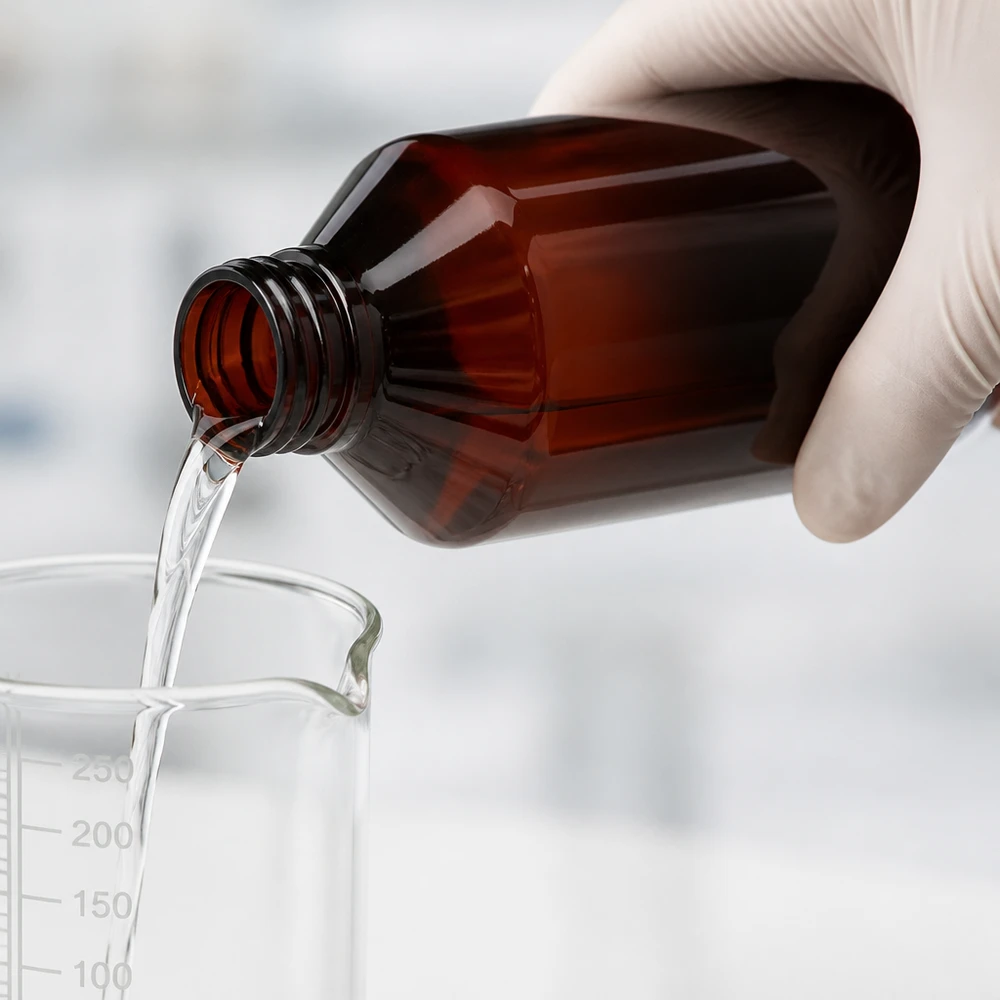 500 ml PET medicijnfles met verstuiver wit GCMI 28/410 incl. dop transparant, standaard Professionelle Handhabung einer braunen 500ml PET Flasche mit Messbecher bis 250ml