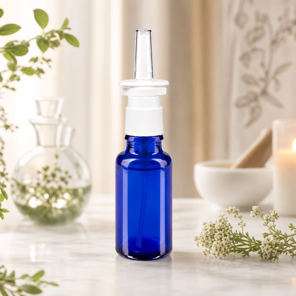 Doseerflesje voor neusspray 20 ml, kobaltblauw ApoGlas, witte spuitkop met doorzichtige, conische neuspunt