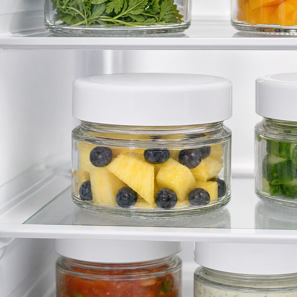 80 ml ronde pot in de koelkast met ananas en bosbessen toont het optimale vershoudvermogen van het BasicSeal deksel