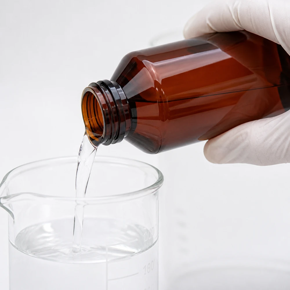 Lichtbestendige ronde PET-fles van 200 ml in bruin, bestemd voor professionele afvulling in het laboratorium