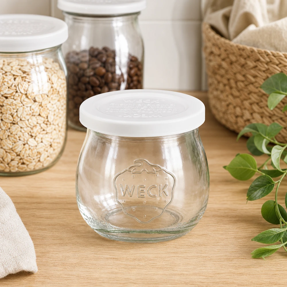 75ml tulpenglas met vershouddeksel WECK RR40 WECK tulpenpot 75ml RR40 leeg in keuken met voorraadpotten havermout koffiebonen en rieten mand decoratie