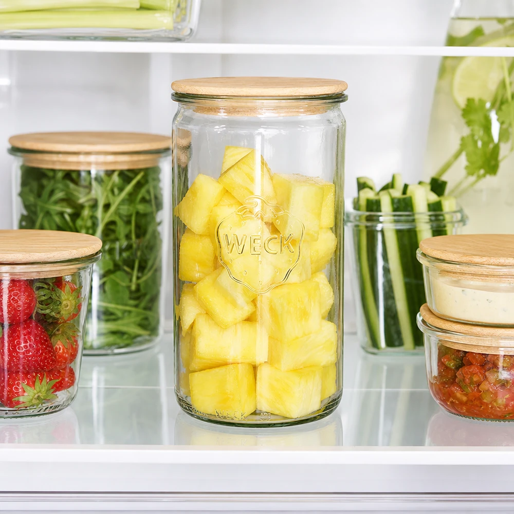 WECK voorraadpot 1590ml RR100 in de koelkast gevuld met ananas voor het bewaren van vers fruit met houten deksel