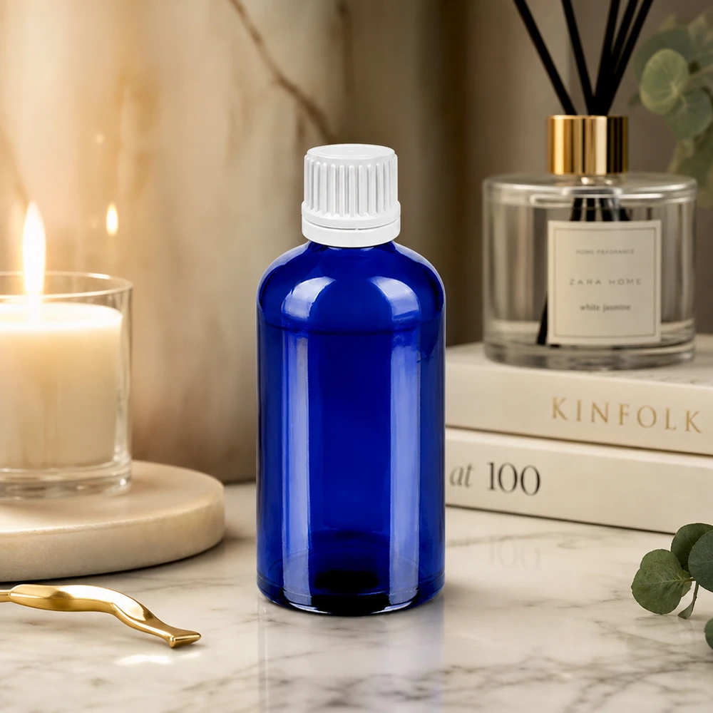 Precieze druppelflacon 100 ml van robuust kobaltglas met witte dop voor gecontroleerde dosering