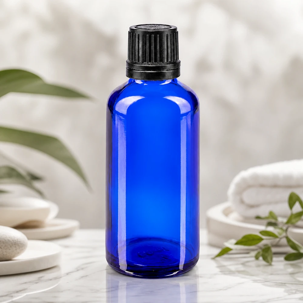 Blauwe glazen flessen 50ml met zwart druppelsluiting VR Cilindrische blauwe fles van 50 ml van apothekersglas met een geribbelde veiligheidsdop