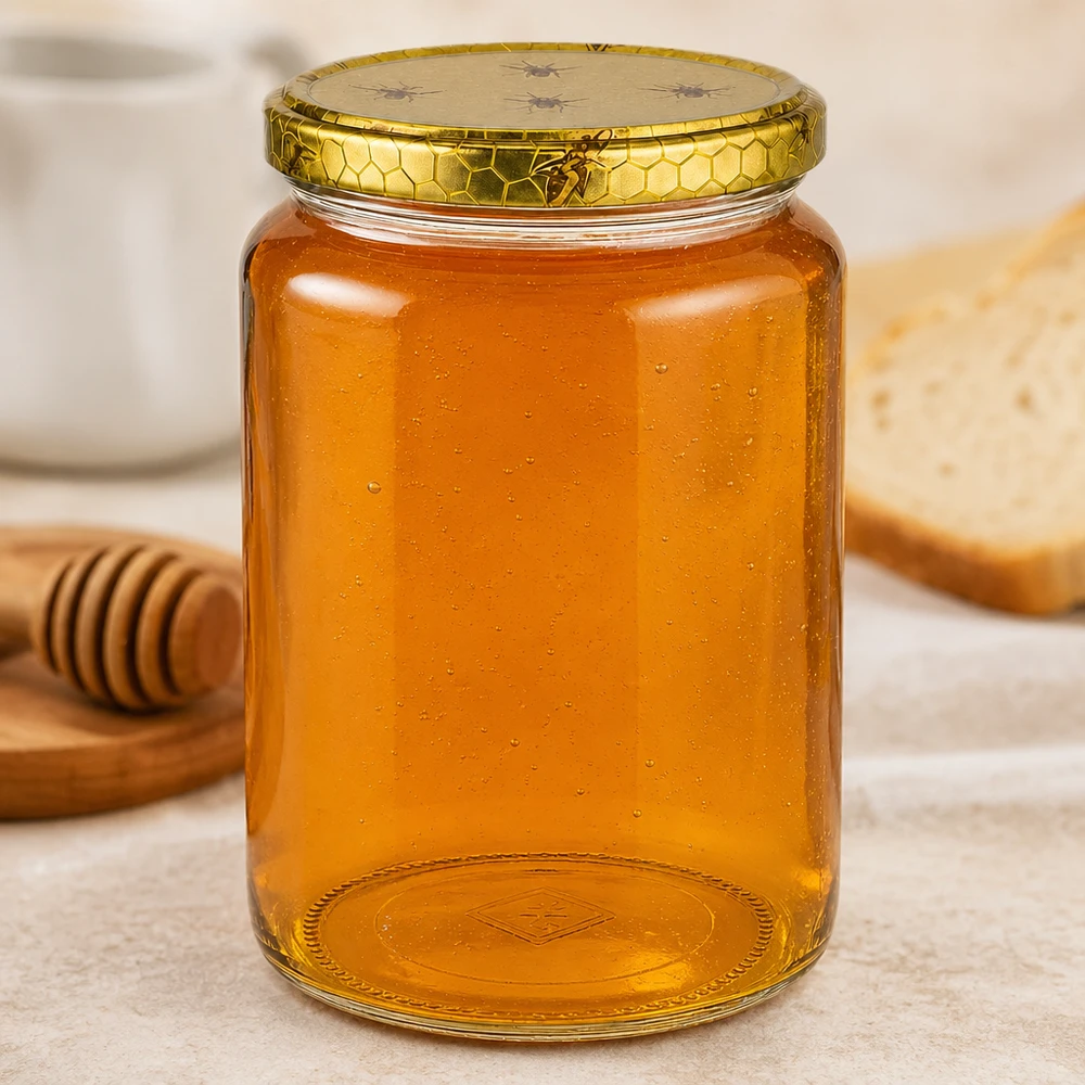 Grote 1000g honingpot met reliëf op de bodem naast honingstok en brood op houten plank Keukenscène Benodigdheden voor de bijenteelt