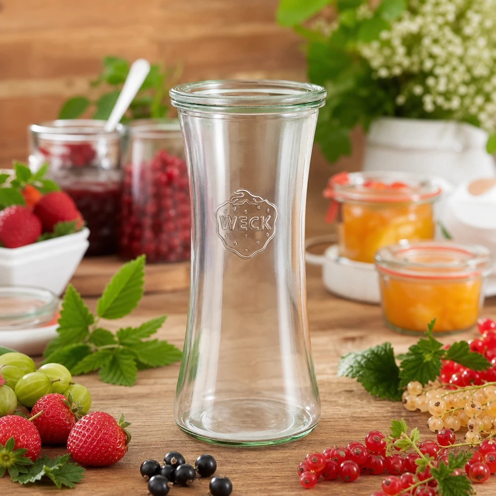 WECK 700ml delicatessenpot RR80 met verse bessen en jam op een houten tafel - inmaakpot voor jam