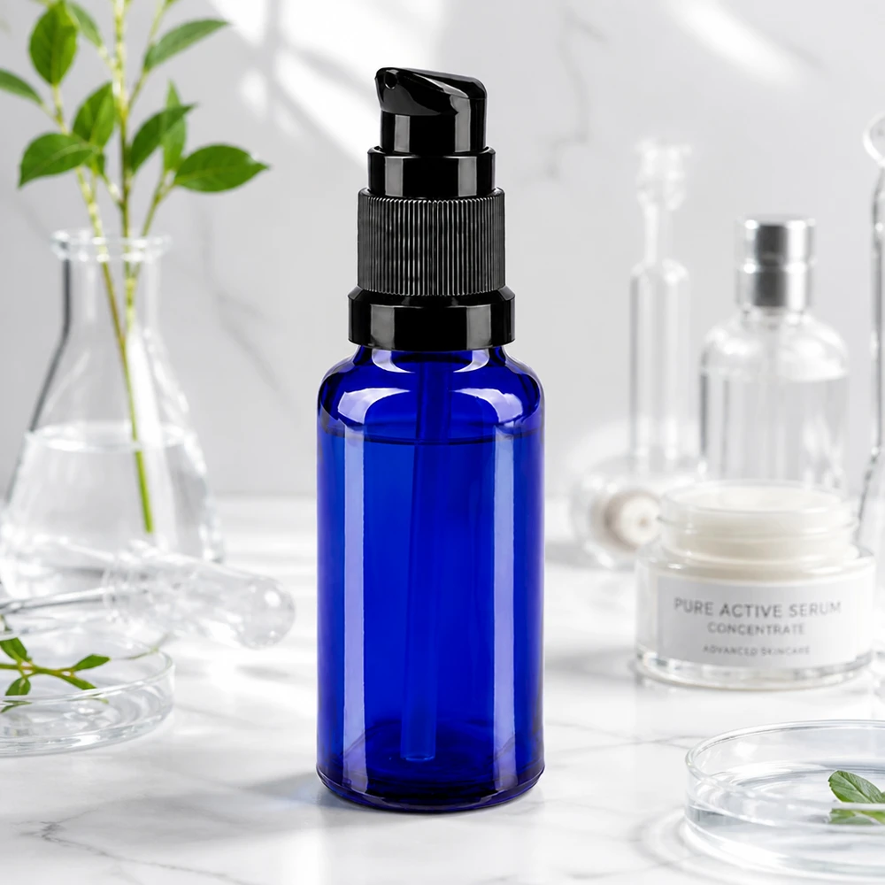 Blauwe doseerfles van 20 ml van UV-bestendig glas met een zwarte pomp voor gevoelige werkzame stoffen