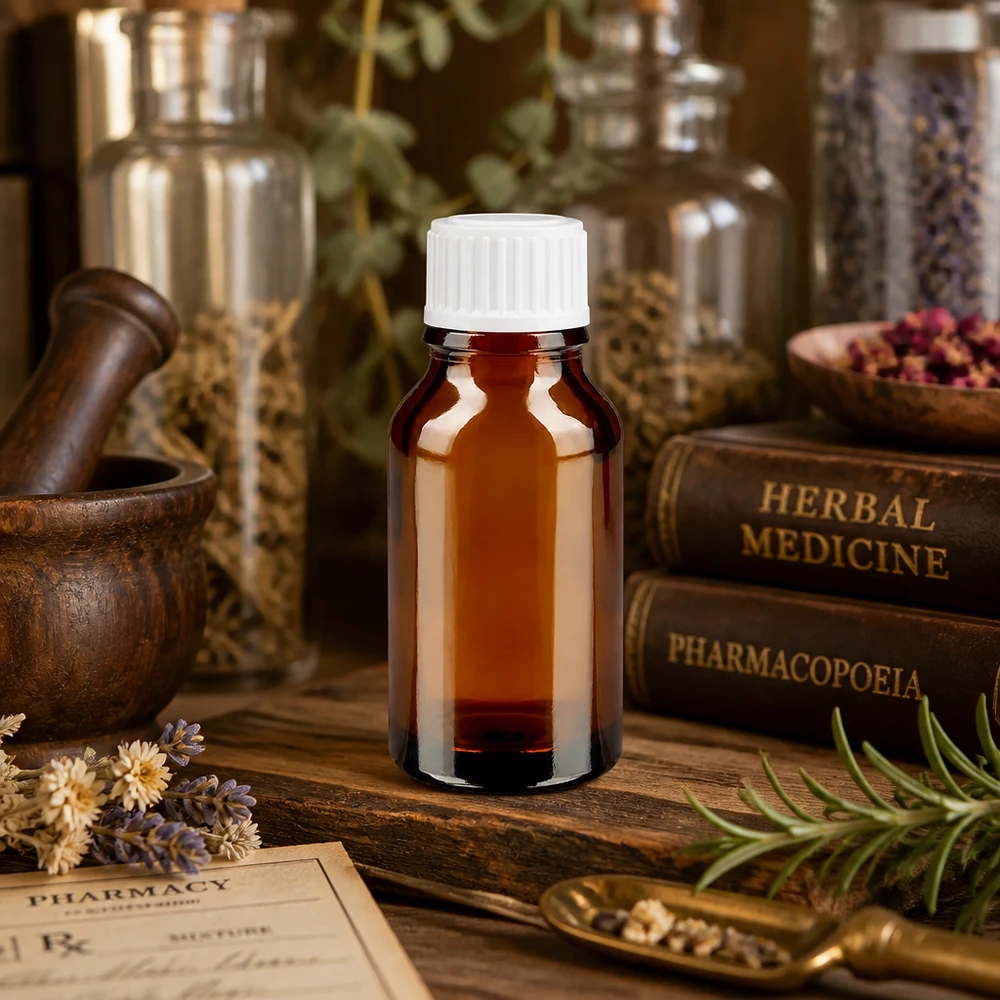 Kleine fles uit amberkleurig glas van 15 ml met precisiedruppelaar tussen gedroogde kruiden