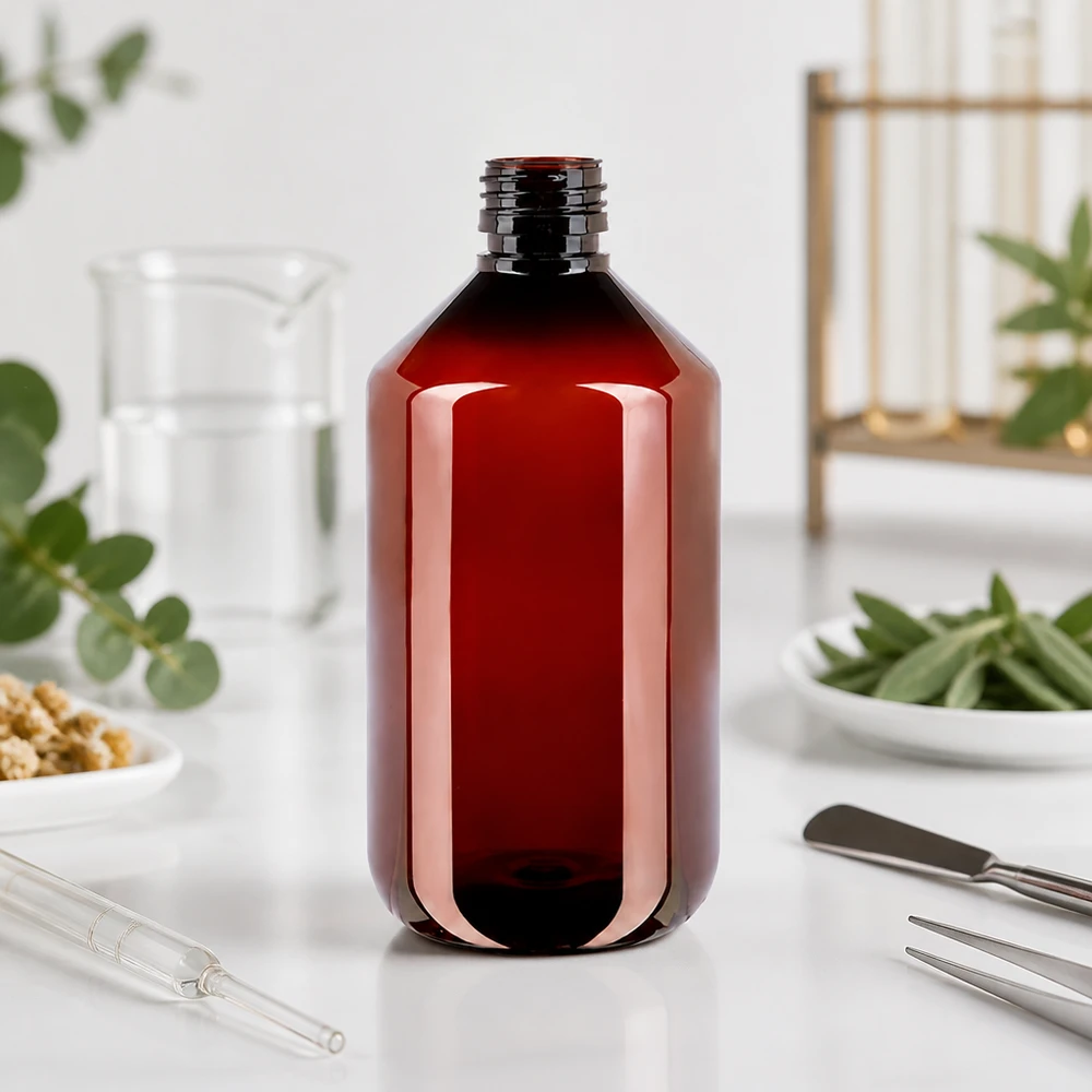 PET-fles 500ml PP28 zonder dop Productfoto: ronde PET-fles van 500 ml, amberkleurig, leeg, zonder dop, studio-opname