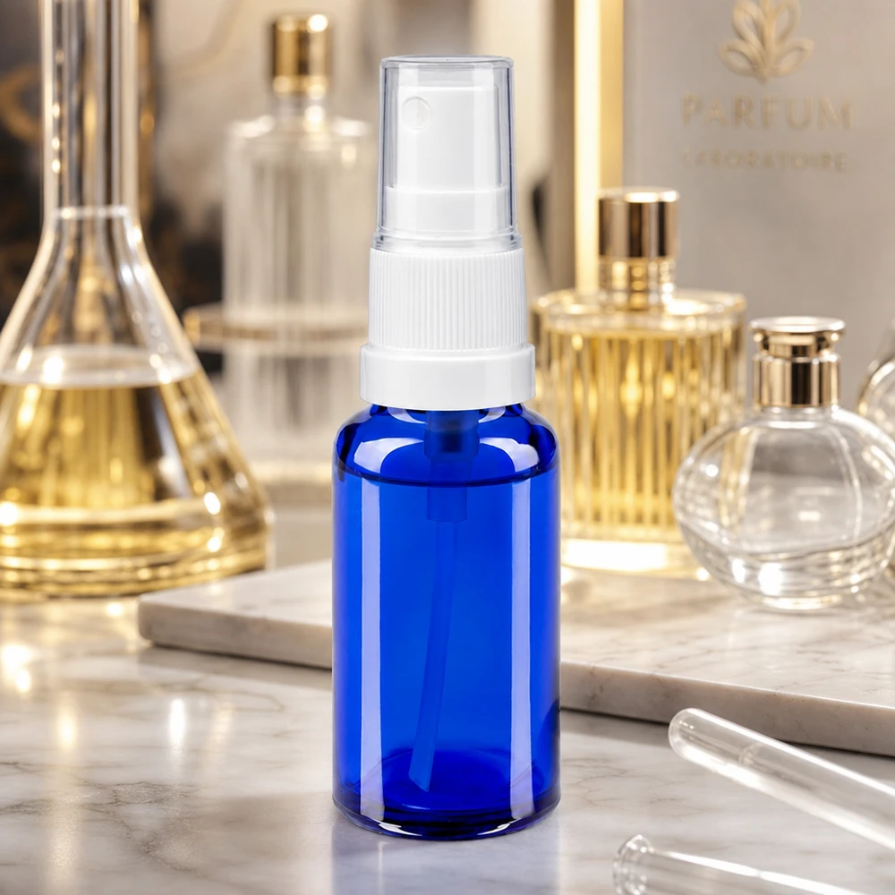 Blauw flesje van 20 ml, STD wit met marmeren achtergrond en gouden parfumflesjes op de achtergrond