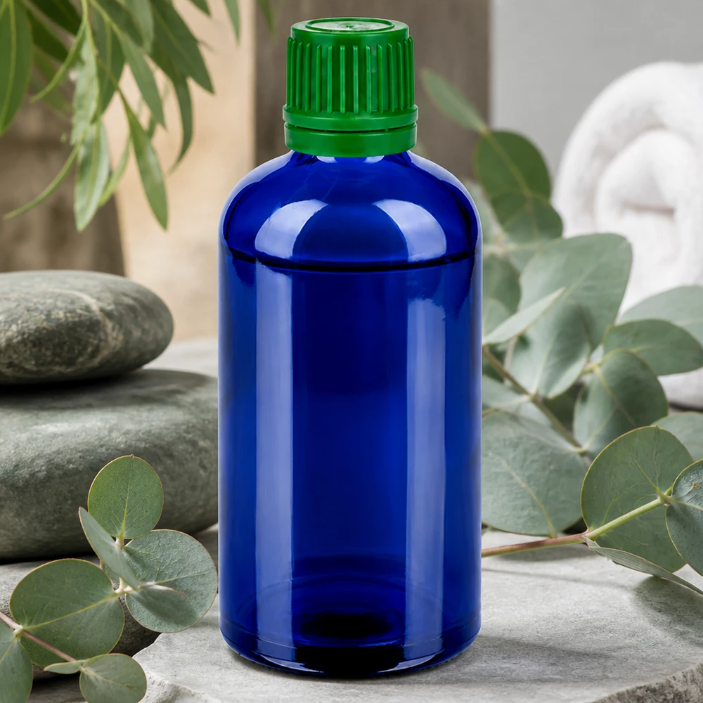 Robuuste medicijnfles van dik blauw glas met een inhoud van 100 ml en een stevige groene dop