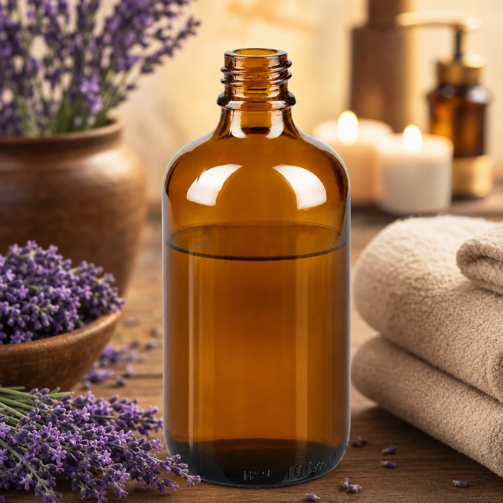 100ml bruine glazen fles ApoGlas met lavendel en handdoeken in een ontspannende spa-sfeer