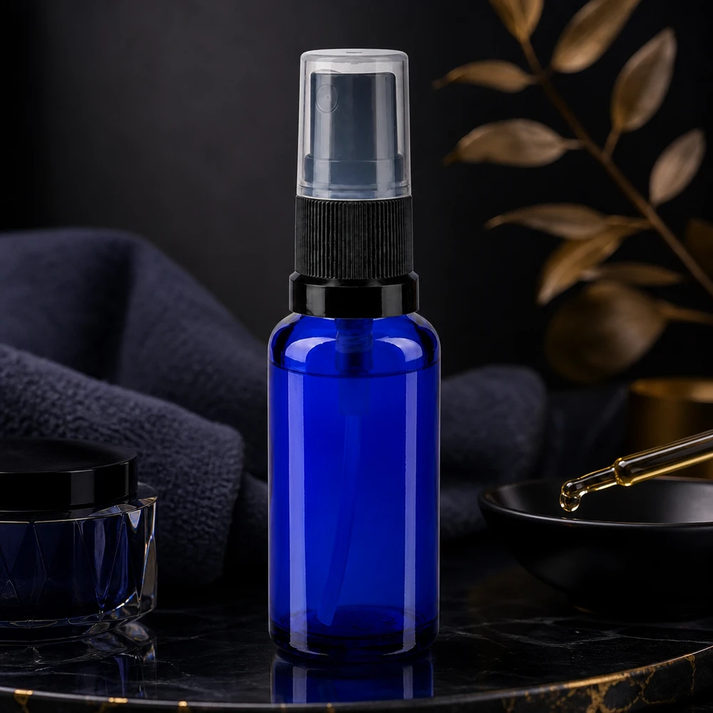 Blauwe glazen flessen 30ml met zwart pompverstuiver Compacte Apoglas-spuitfles van 30 ml in blauw met een zwarte verstuiverkop voor etherische oliën