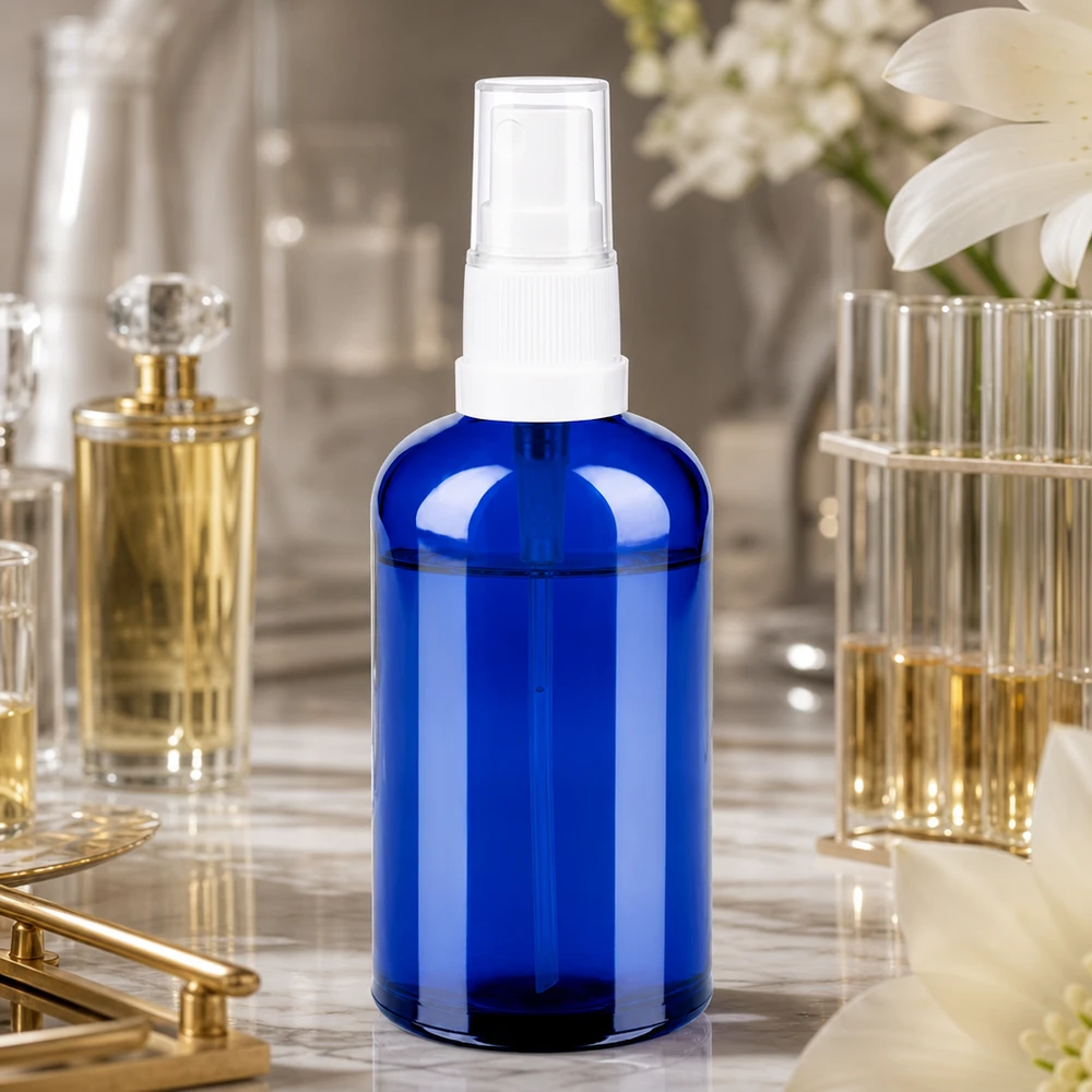 100ml sprayflacon wit/tr. STD BlueLine UT18/100 Transparante blauwe sprayflacon van 100 ml met witte verstuiver, ideaal voor parfum en roomsprays