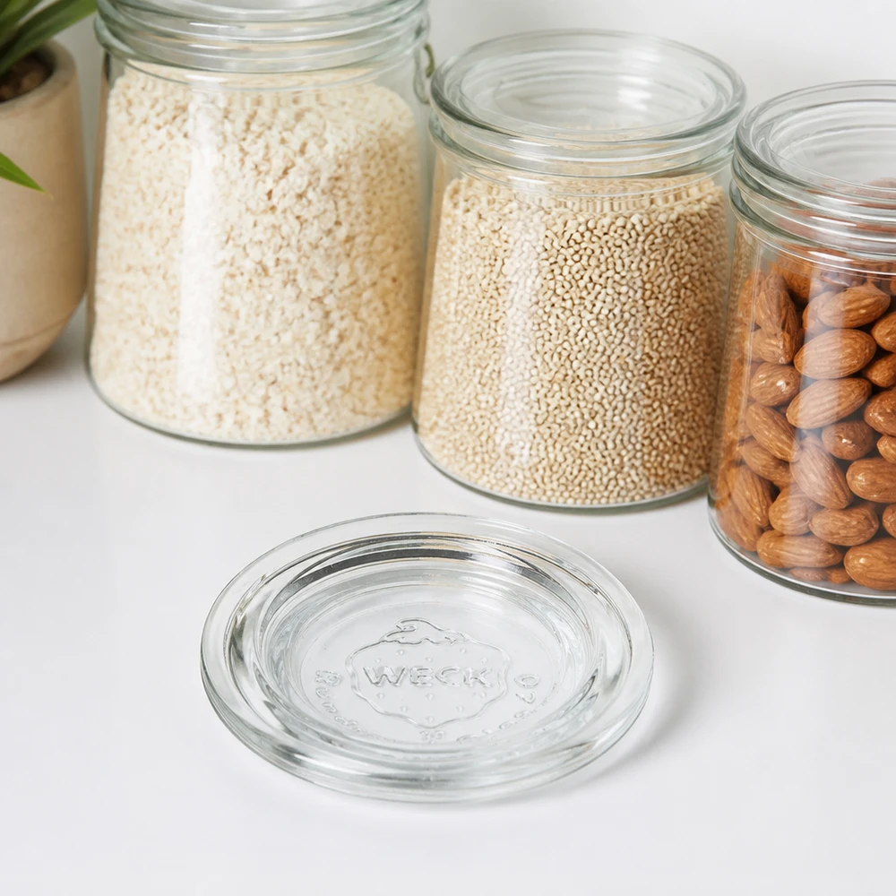 WECK glazen deksel RR40 transparant voor voorraadpotten met rijst, quinoa en noten op een wit werkblad