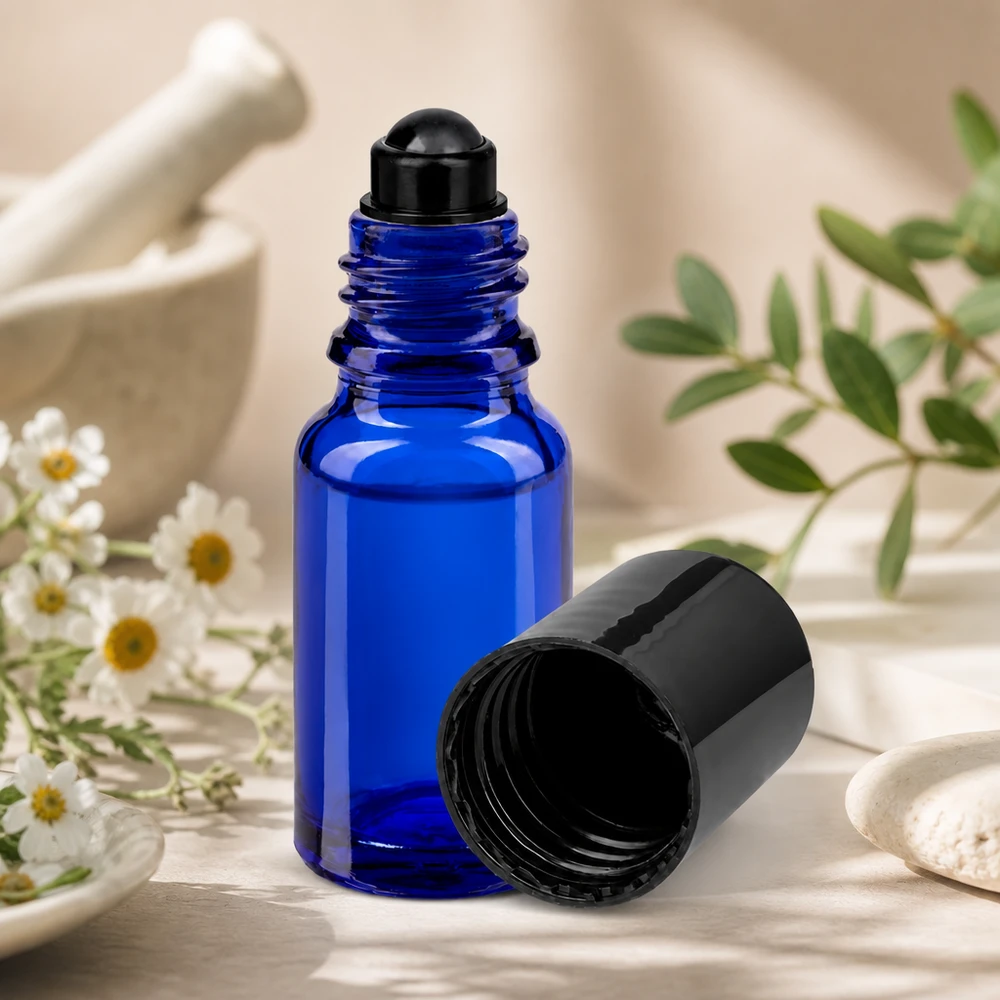 Blauw glazen flesje van 10 ml met roll-on-dop tegen een natuurlijke achtergrond met geneeskrachtige kruiden en een vijzel