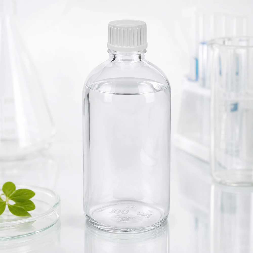 ClearLine-druppelfles UT18 van 100 ml met een opening van 0,9 mm in een steriele laboratoriumomgeving met petrischaal