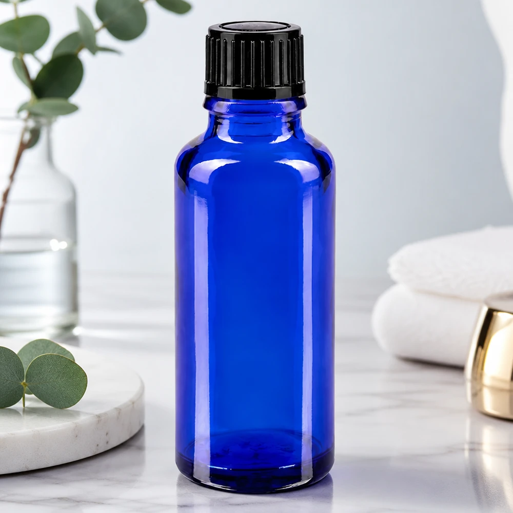 Blauw apothekersflesje van 30 ml met eucalyptustakjes en opgevouwen witte handdoekjes