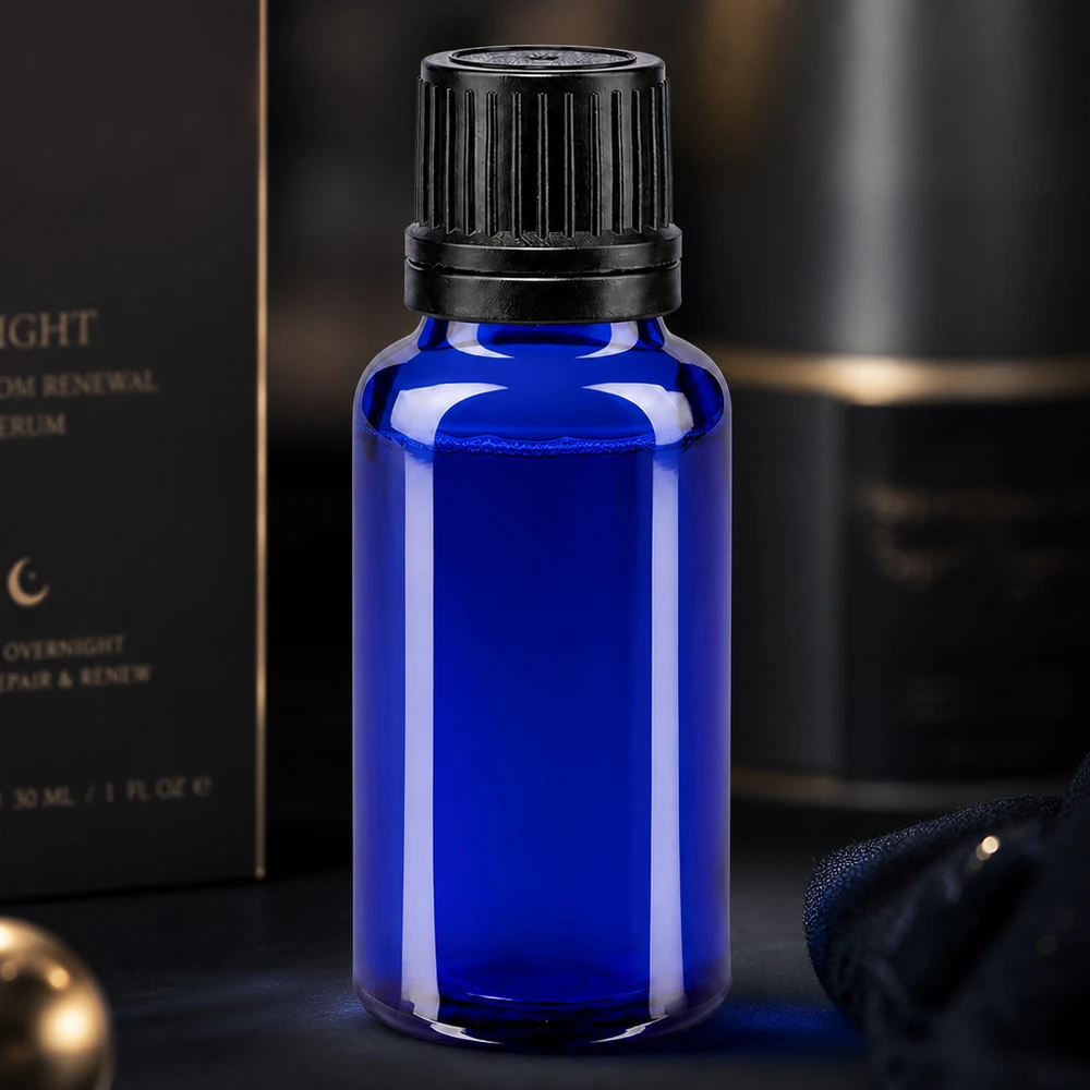 Fles met steile wand van 20 ml, vervaardigd uit diepblauw veiligheidsglas met een zwarte kunststof dop, voor laboratoriumtoepassingen