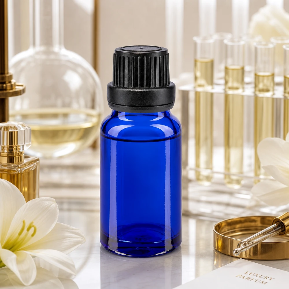 Professionele blauwe glazen fles van 10 ml met een druppelaar van 2 mm voor parfum en etherische oliën in het laboratorium
