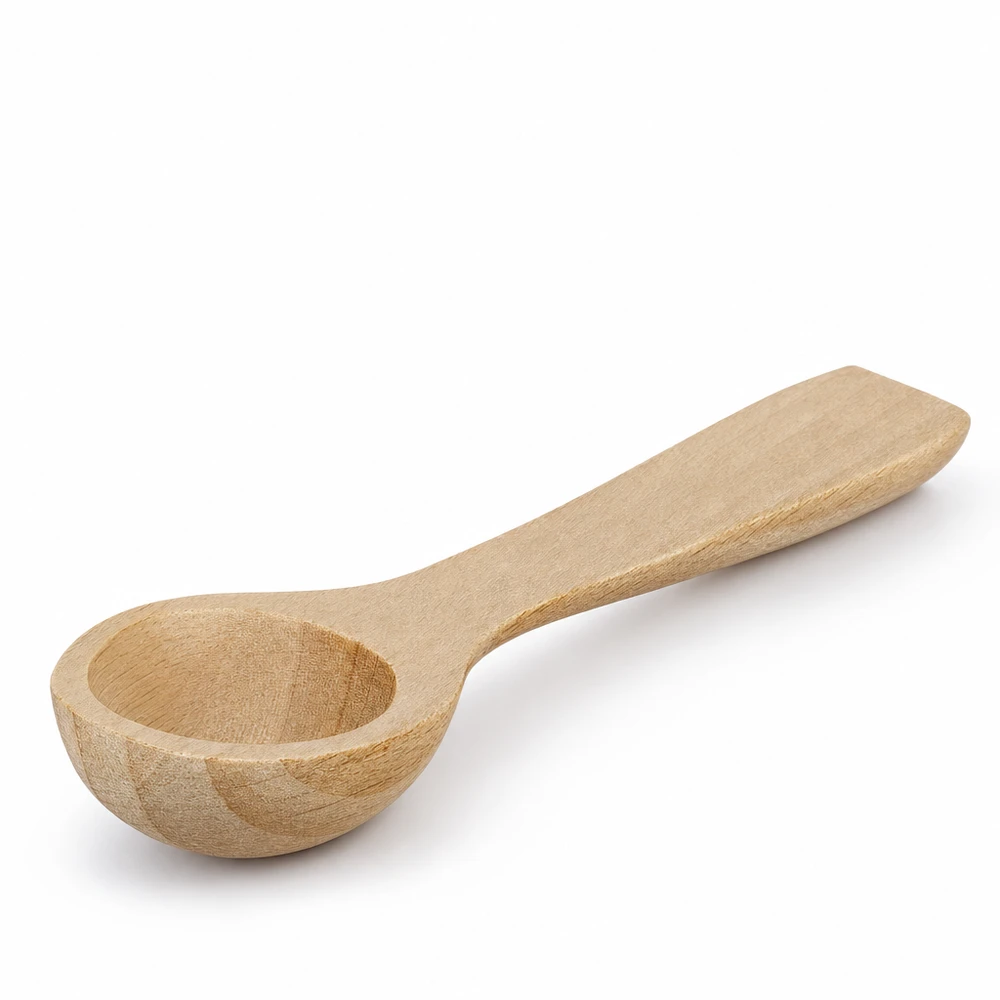 Kleine beukenhouten lepel 7,7 cm in de vorm van een lepel op een witte achtergrond Detailweergave Houtnerf Keukengerei