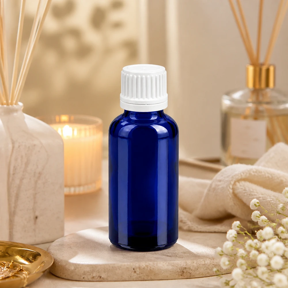 Lichtbeschermd 30ml flesje in een elegante blauwe kleur met een witte schroefdop voor kwaliteitsbehoud