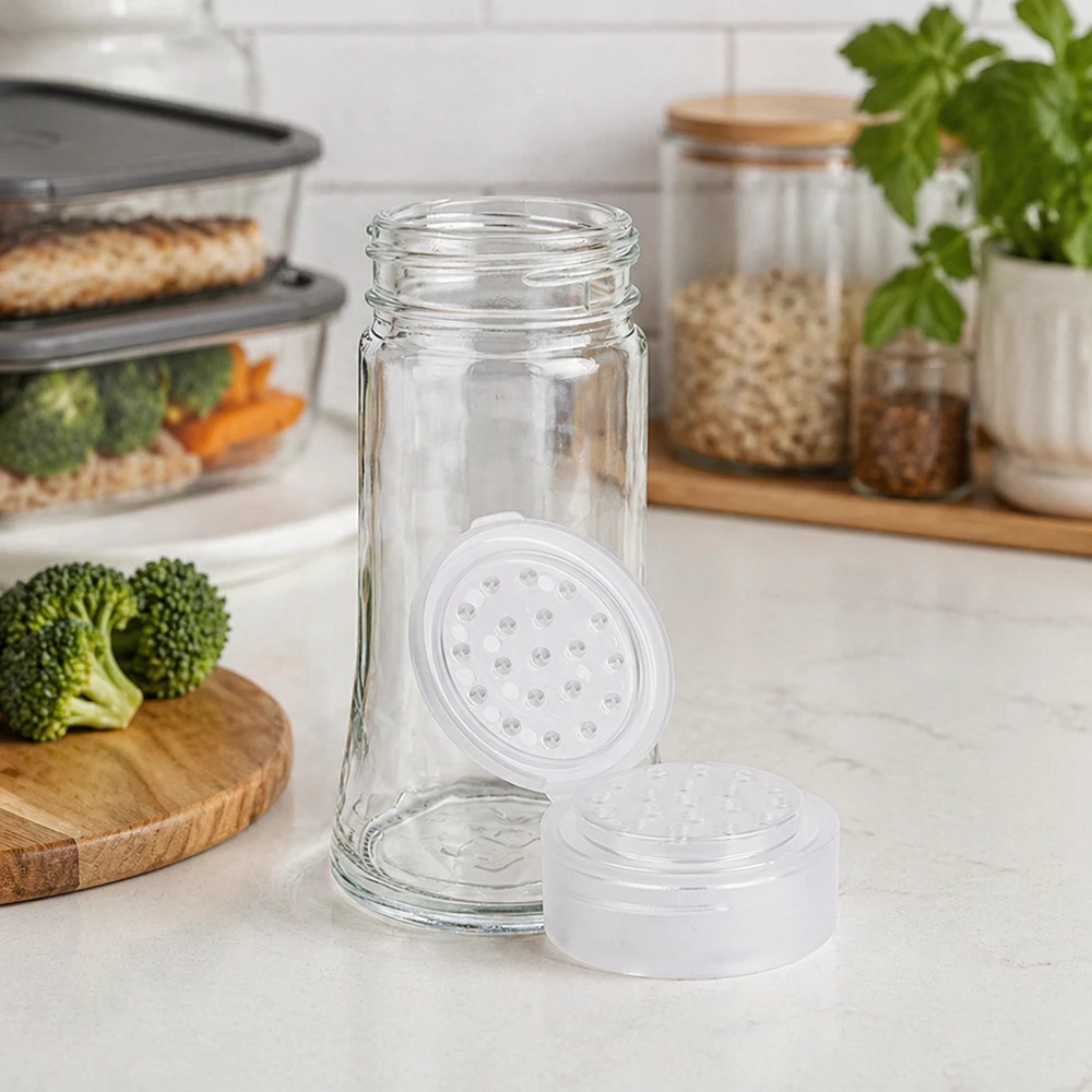 Doorzichtig kruidenpotje van 95 ml met witte strooier in een moderne keuken met verse groenten