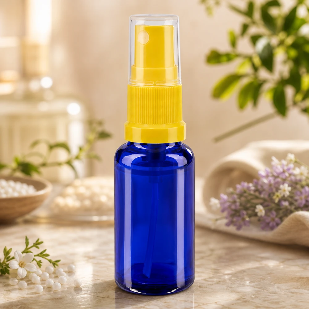 Navulbare apothekersfles van 20 ml, van blauw glas, met een gele fijne verstuiver STD