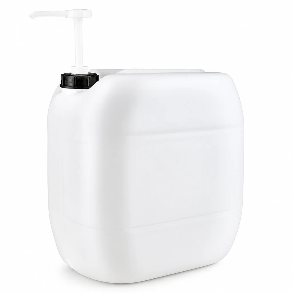 Stevige witte industriële jerrycan van 30 liter met pompdispenser, ideaal voor reinigings- en desinfectiemiddelen