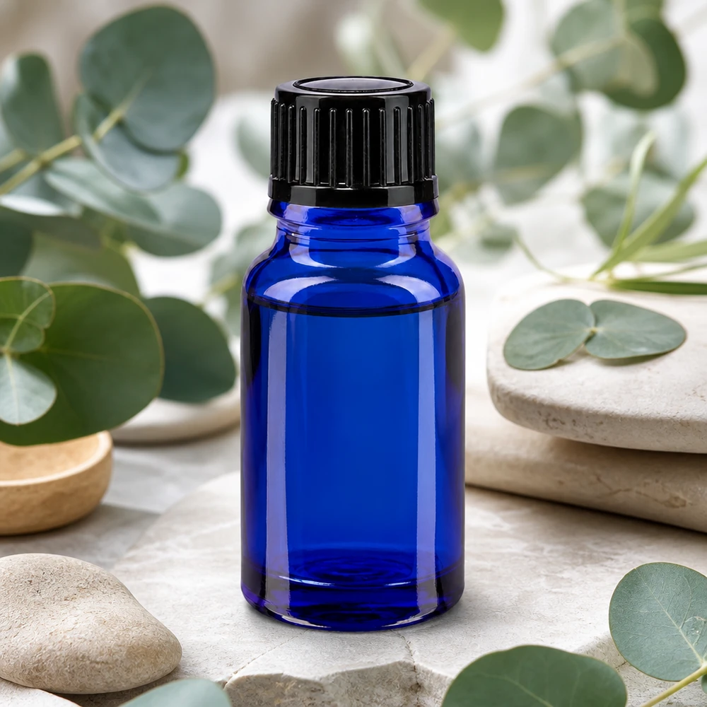 Blauw miniatuurflesje van apothekersglas, 10 ml, met een nauwkeurige zwarte druppelaar van 1 mm
