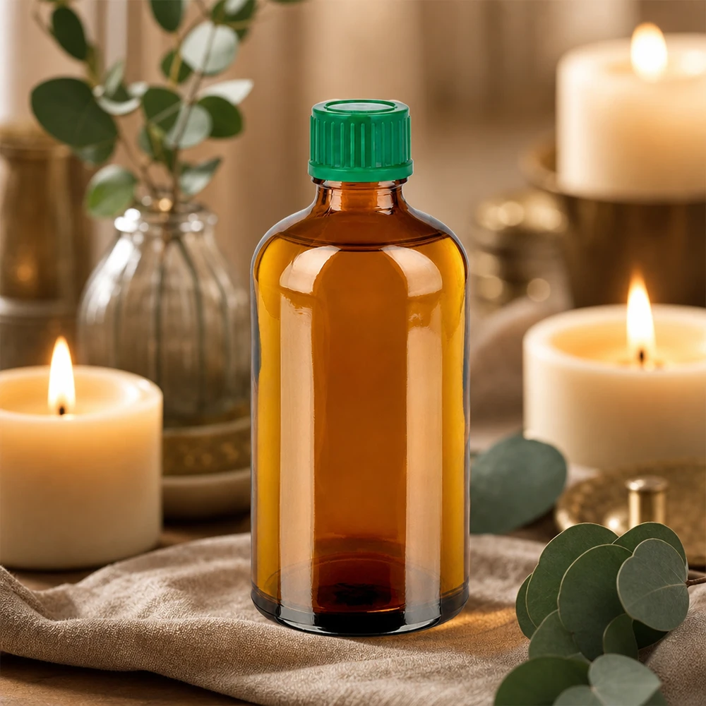 Compacte amberkleurige glazen fles van 100 ml met stevige groene dop voor dagelijks gebruik