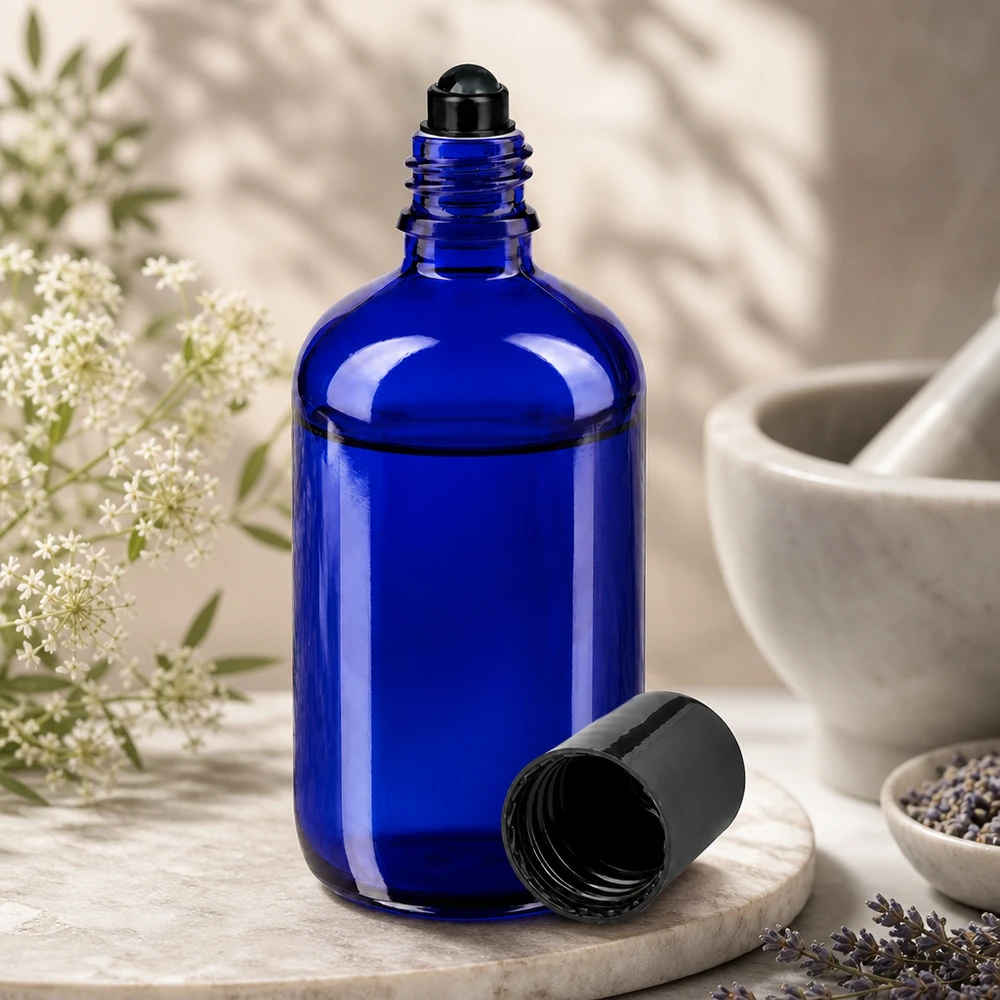 Glas deostick fles blauw 100ml, lege deo roller (Roll On) Zonbeschermingsflesje van 100 ml, blauw, met roll-on-applicator, naast witte wilde bloemen en lavendel