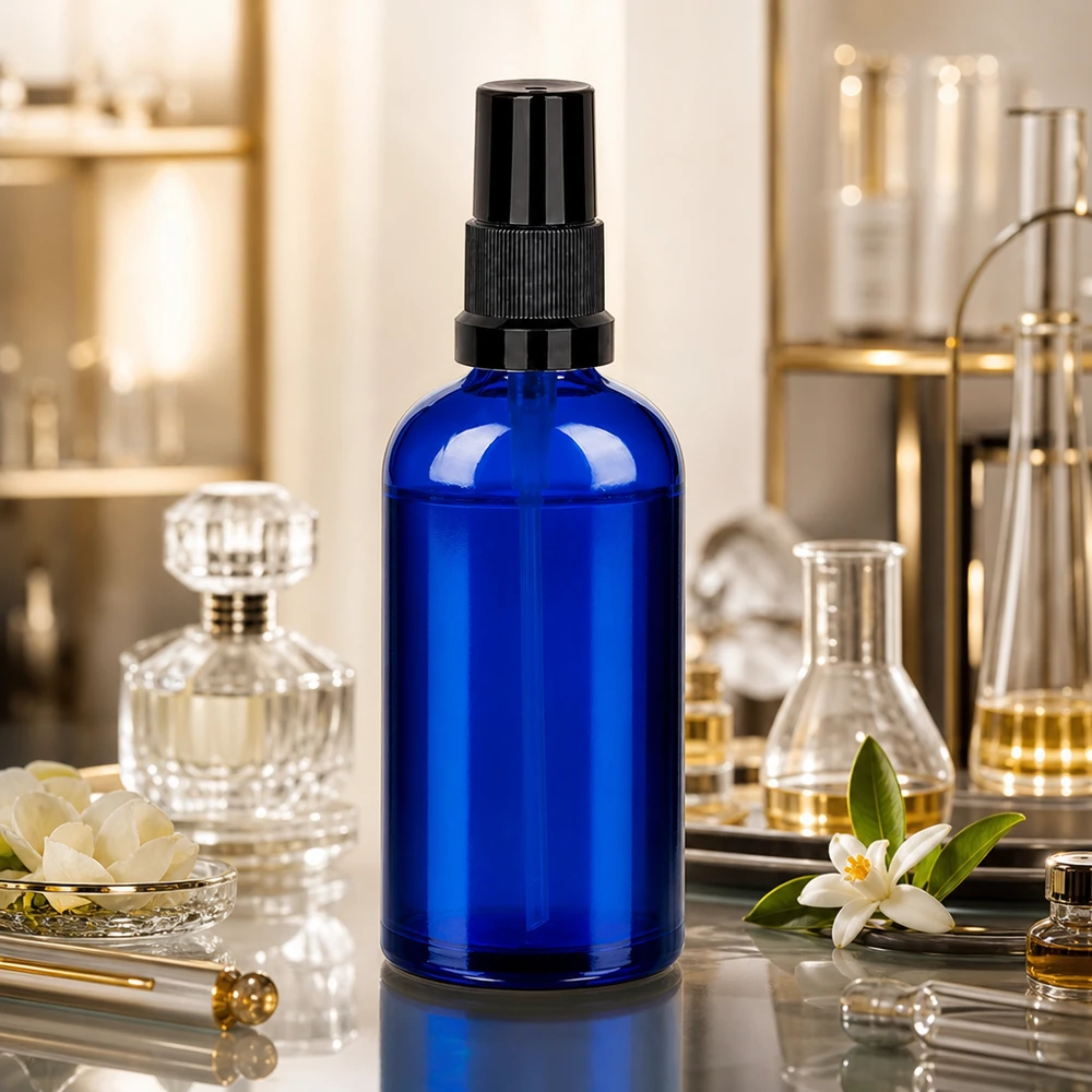100ml spuitfles zwart STD BlueLine UT18/100 Elegante 100ml sprayflacon STD BlueLine - zwarte spraykop op diepblauw glas voor luxe cosmetica